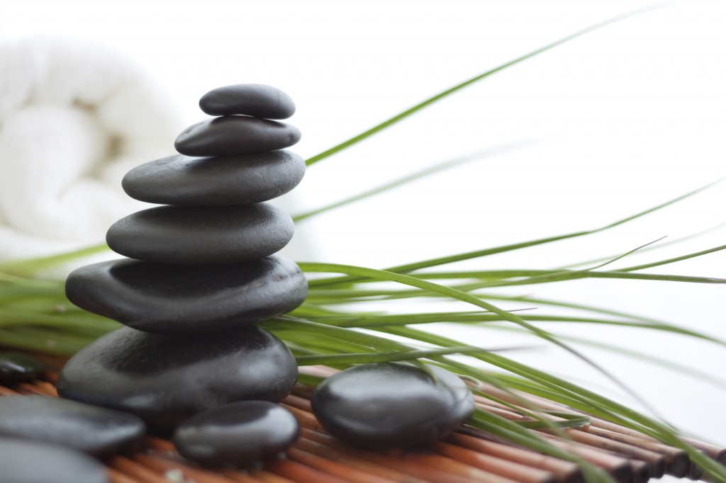 Pierres empilées en équilibre, entourées d'herbes hautes, symbole de calme et de stabilité